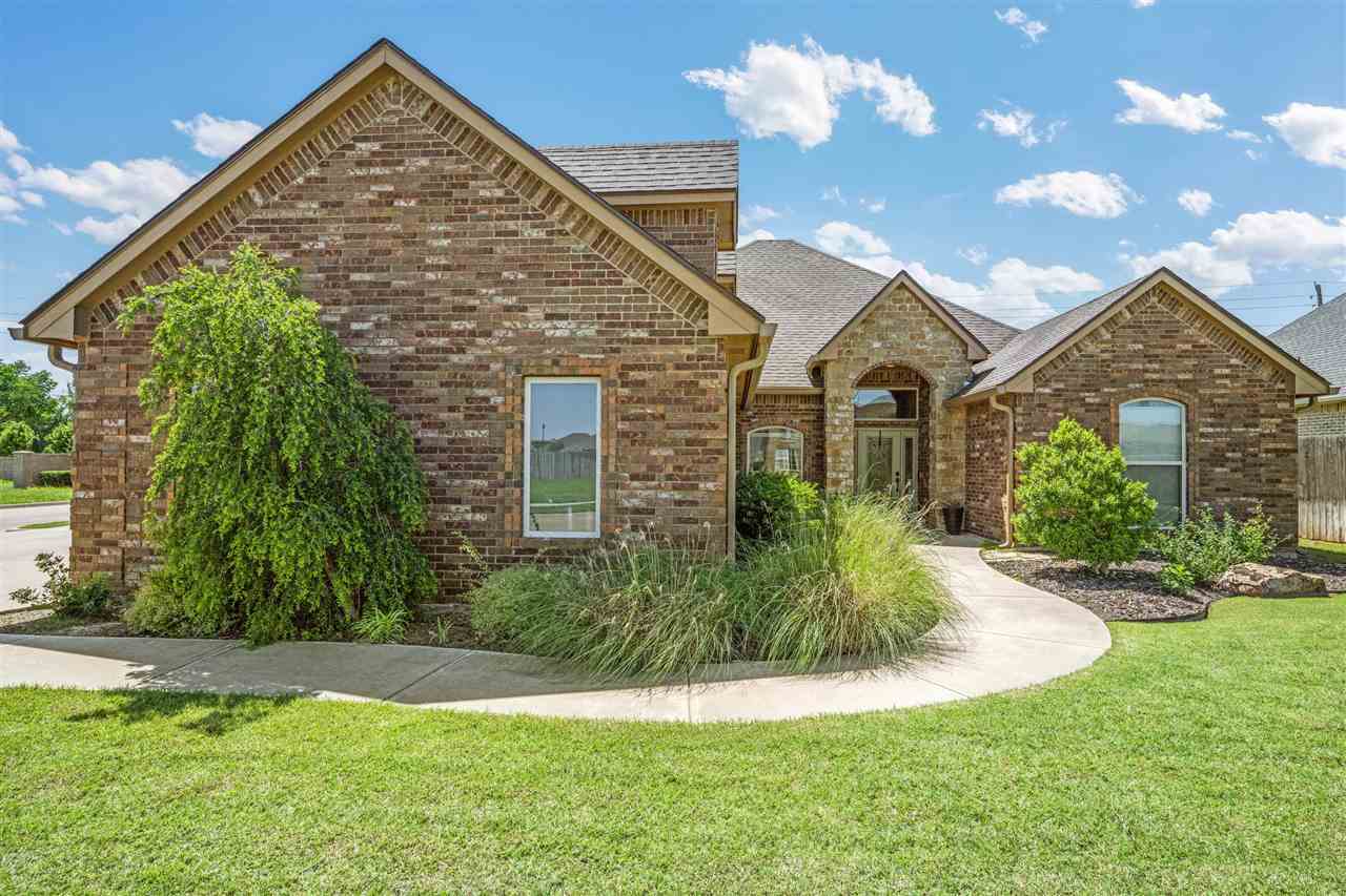Property Photo: 702 NW Blackstone Trl OK 73505