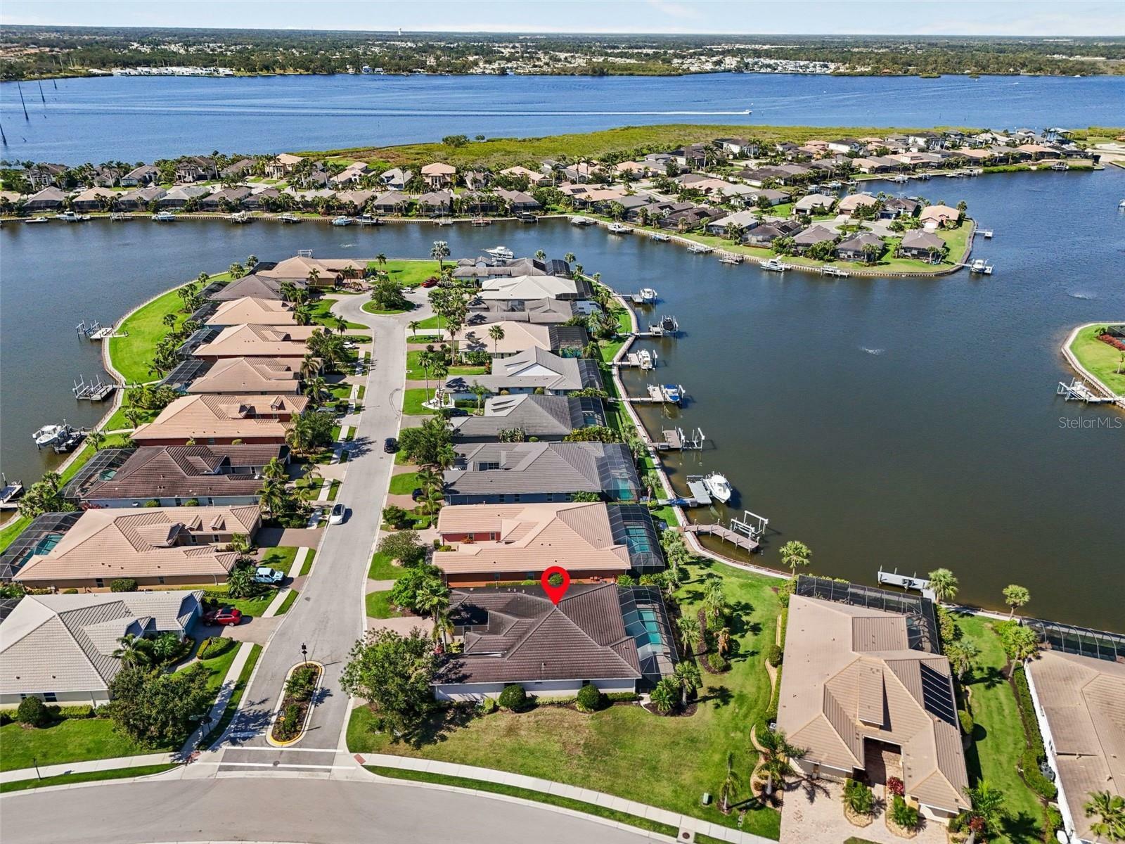 Property Photo: 1021 Kestrel Court FL 34208