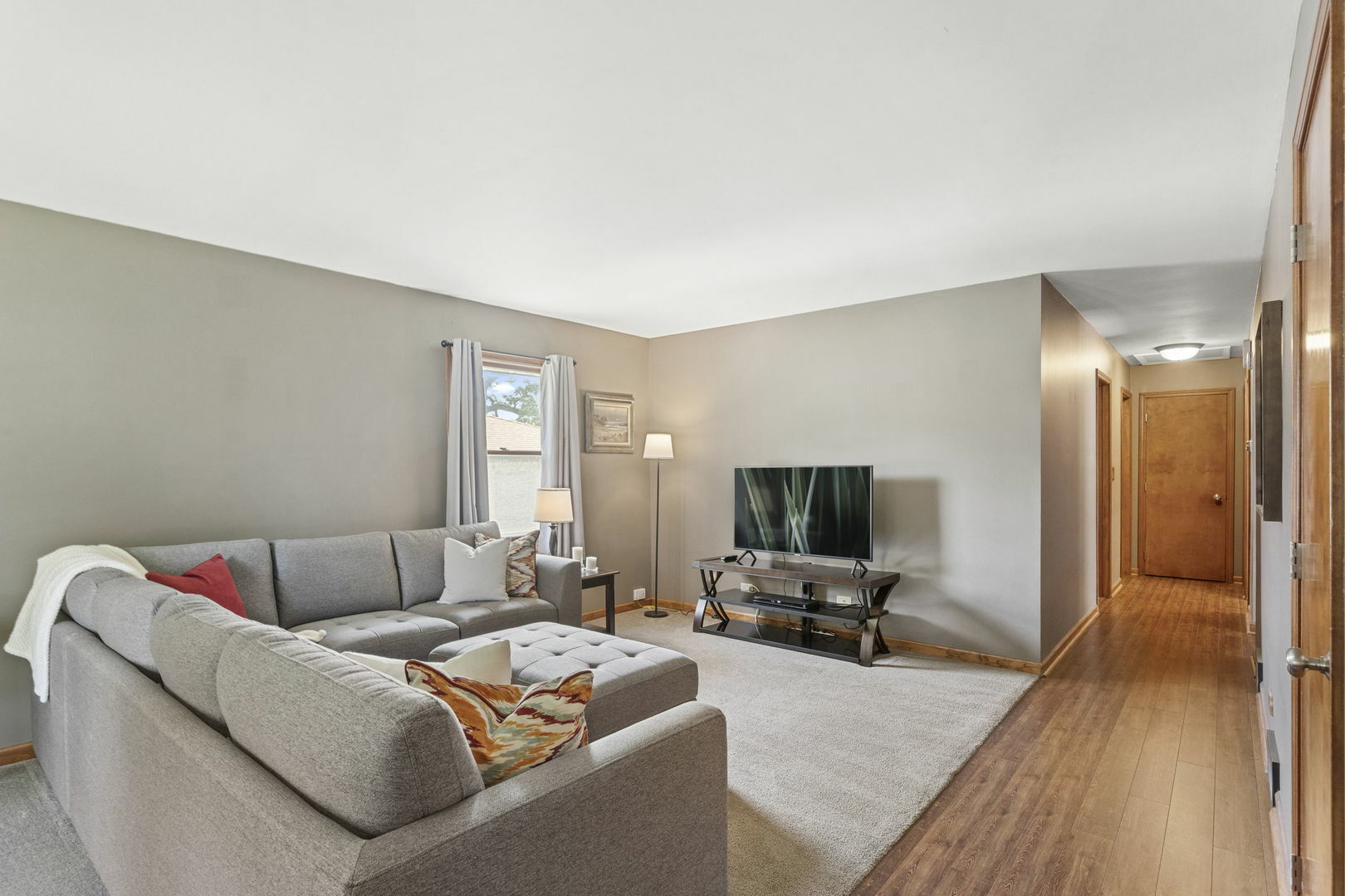 Property Photo: 525 Franklin Drive IL 60177