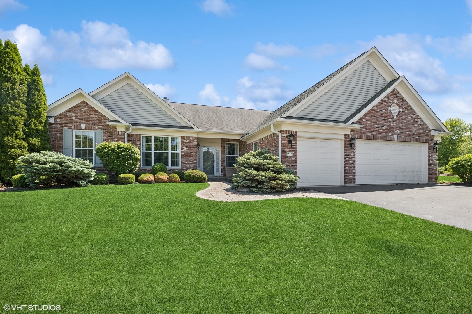 Property Photo: 13881 Traverse Court IL 60142