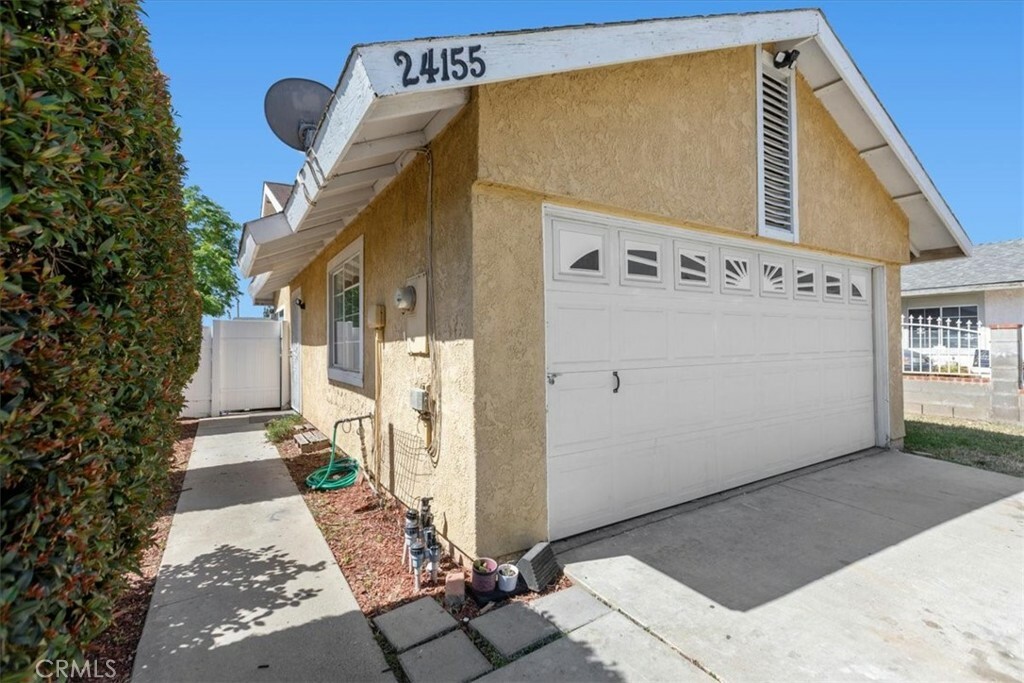 Property Photo: 24155 Aylesbury Drive CA 92553