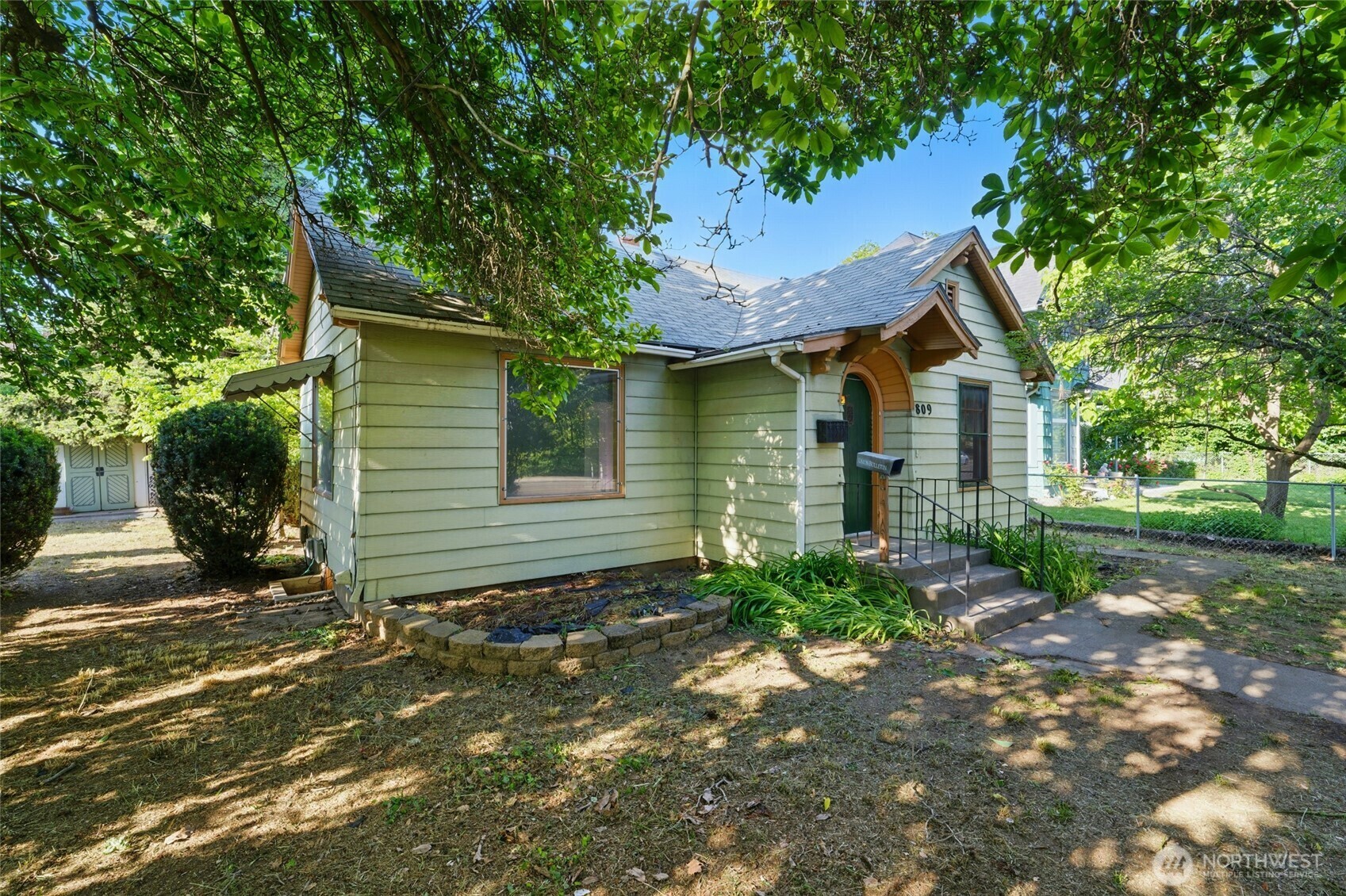 Property Photo: 809 E Alder Street WA 99362