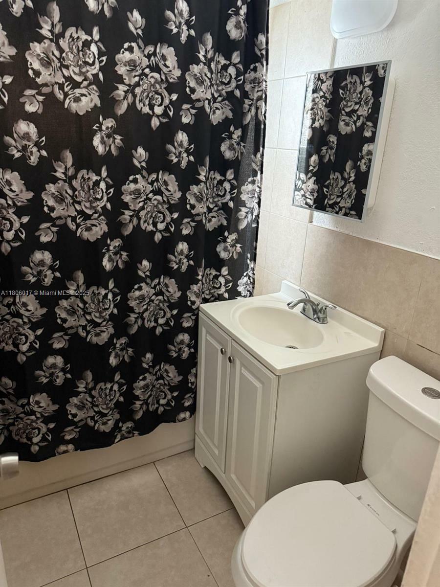 Property Photo: 2247 Simms St 2 FL 33020