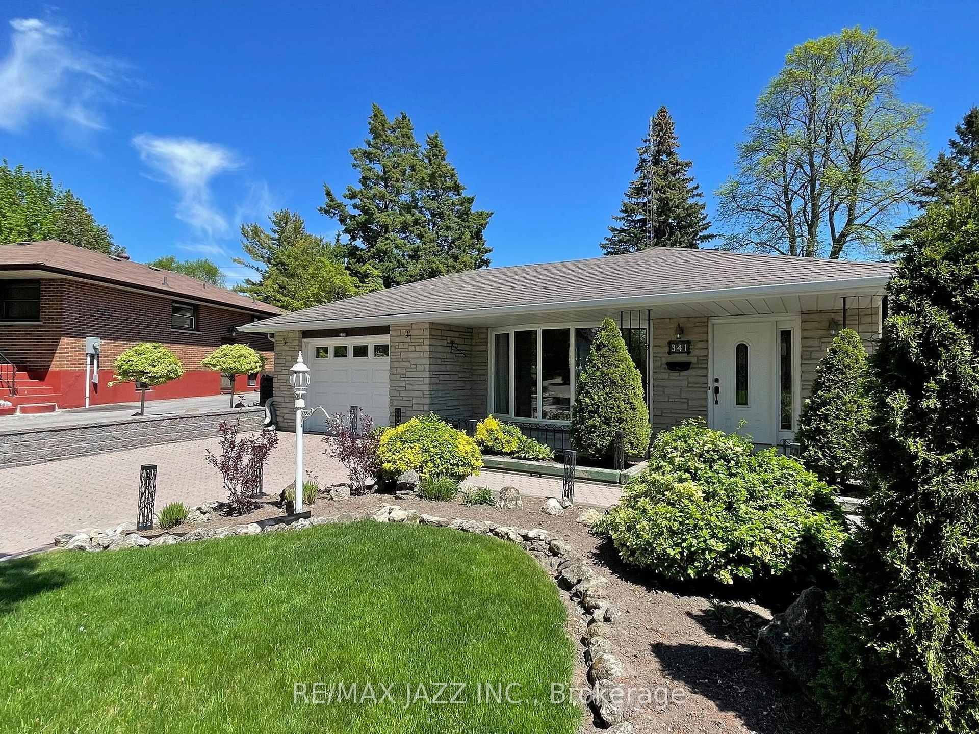 Property Photo: 341 Elizabeth Street ON L1J 5S7