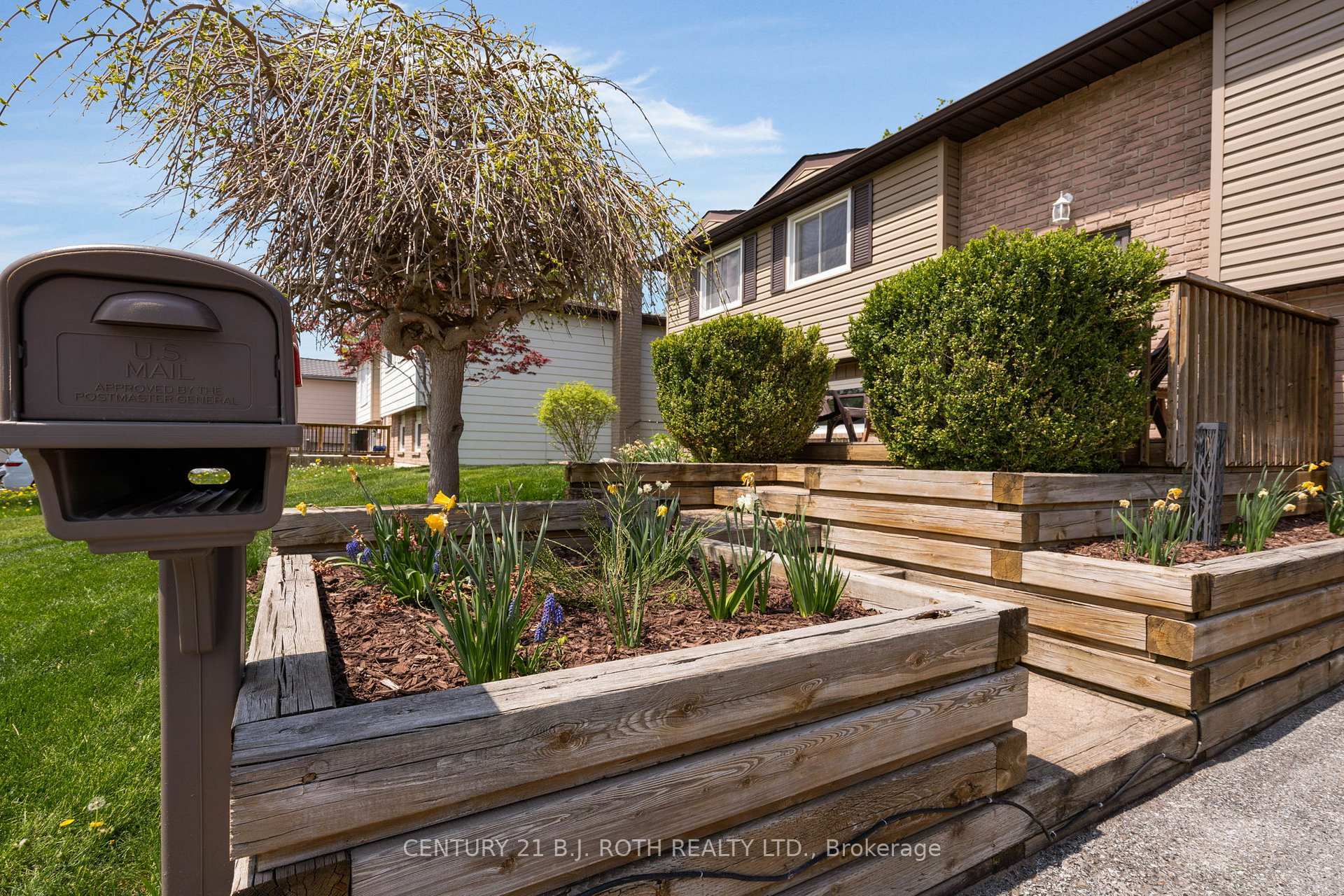 Property Photo: 20 Chippawa Court ON L4M 5N8