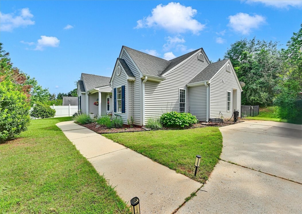 Property Photo: 205 Willow Leaf Drive SC 29672