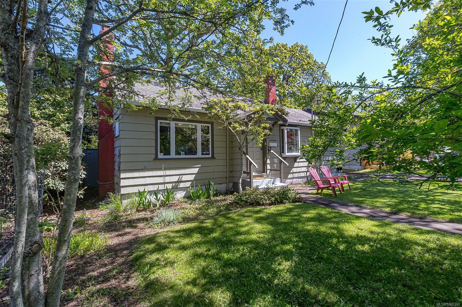 Photo de la propriété: 971 Wilmer St BC V8S 4B8