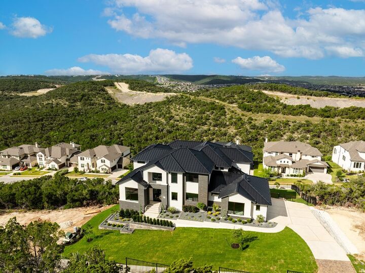 Property Photo: 104 High View Trail TX 78738
