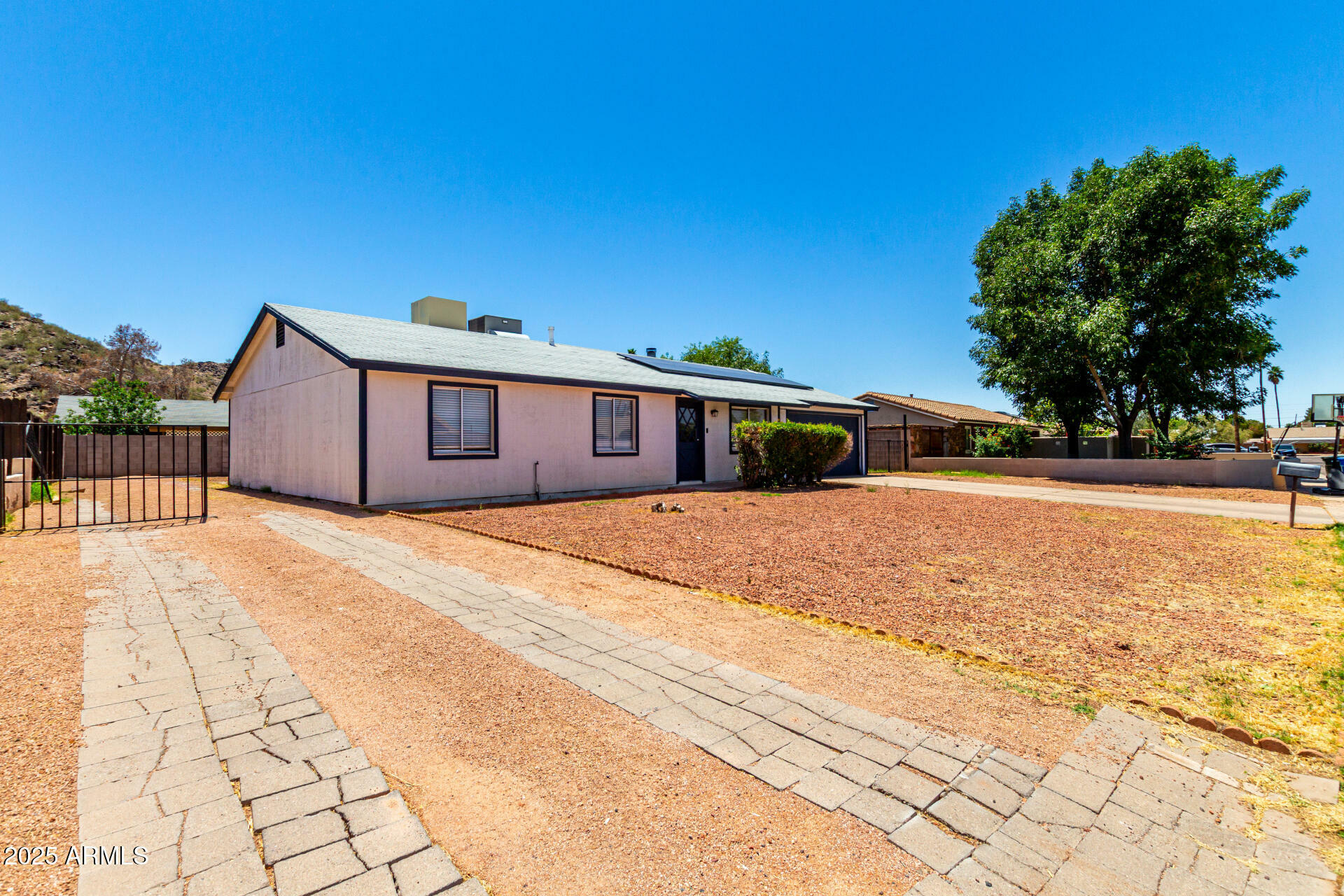 Property Photo: 1733 W Surrey Avenue AZ 85029
