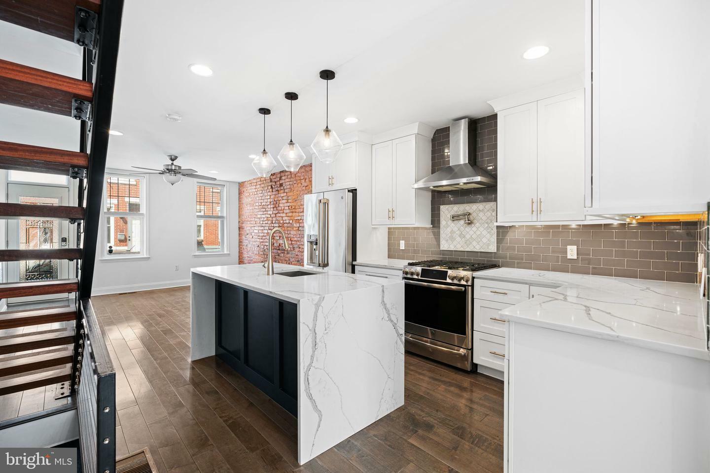 328 Daly Street  Philadelphia PA 19148 photo