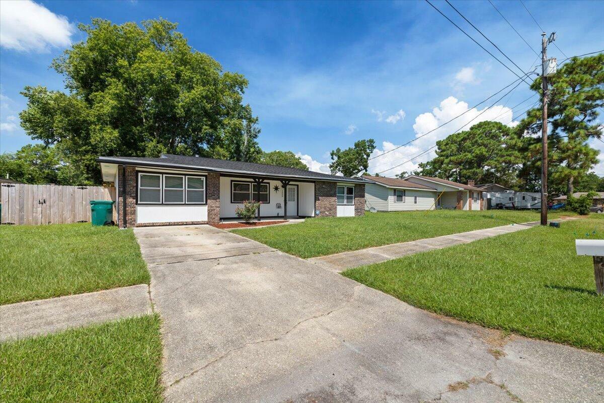 Property Photo: 1008 Aspen Court FL 32547