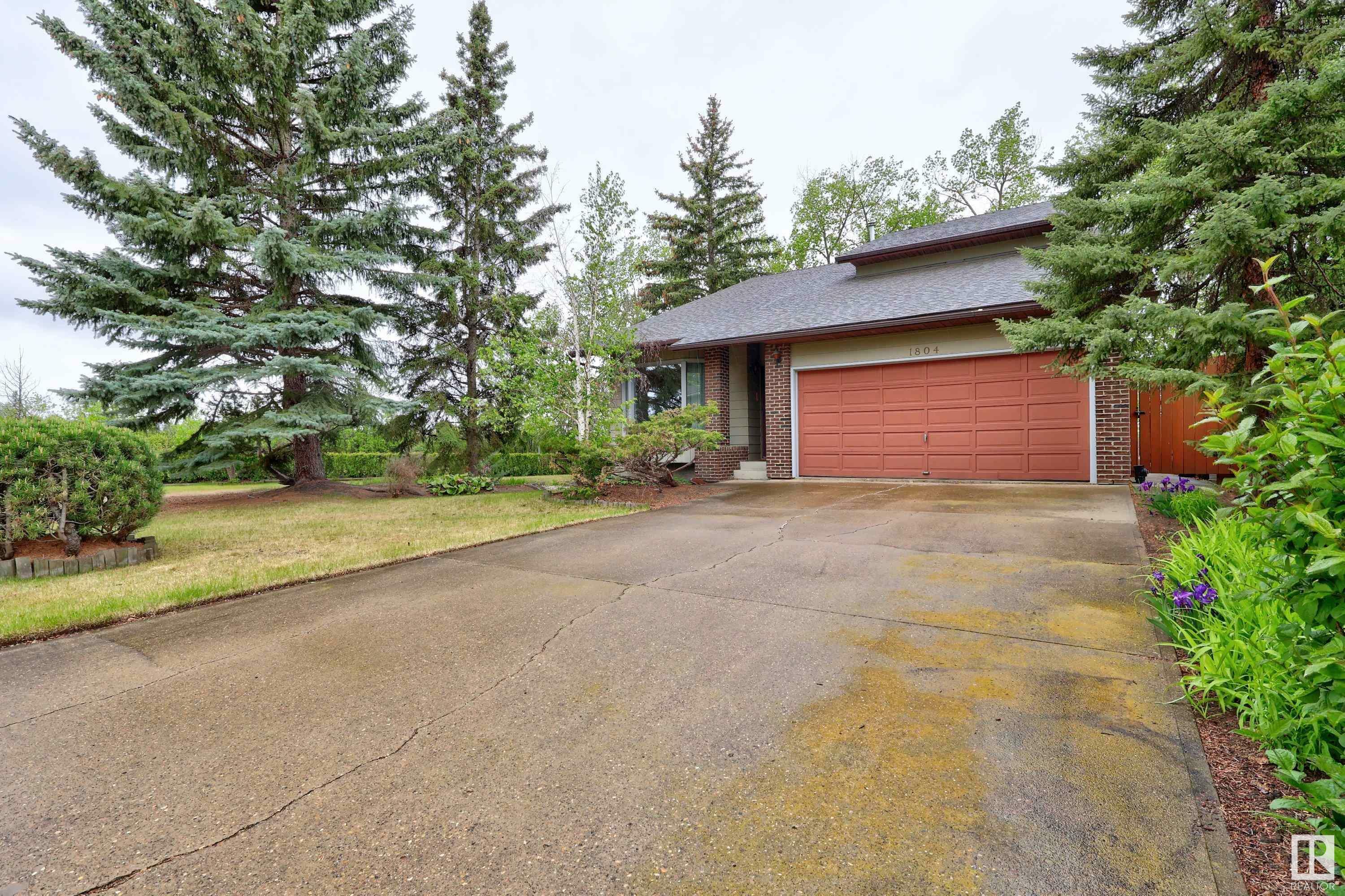 Photo de la propriété: 1804 114 Street NW AB T6J 4V1