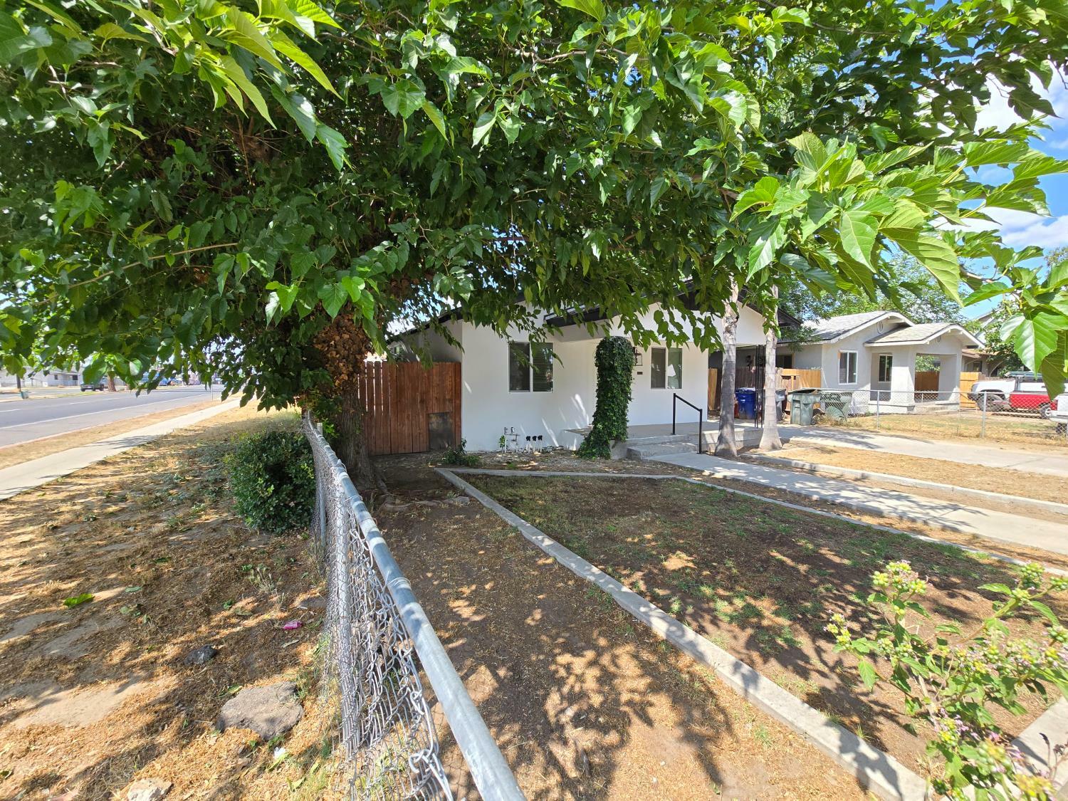Property Photo: 4211 E Grant Avenue CA 93702