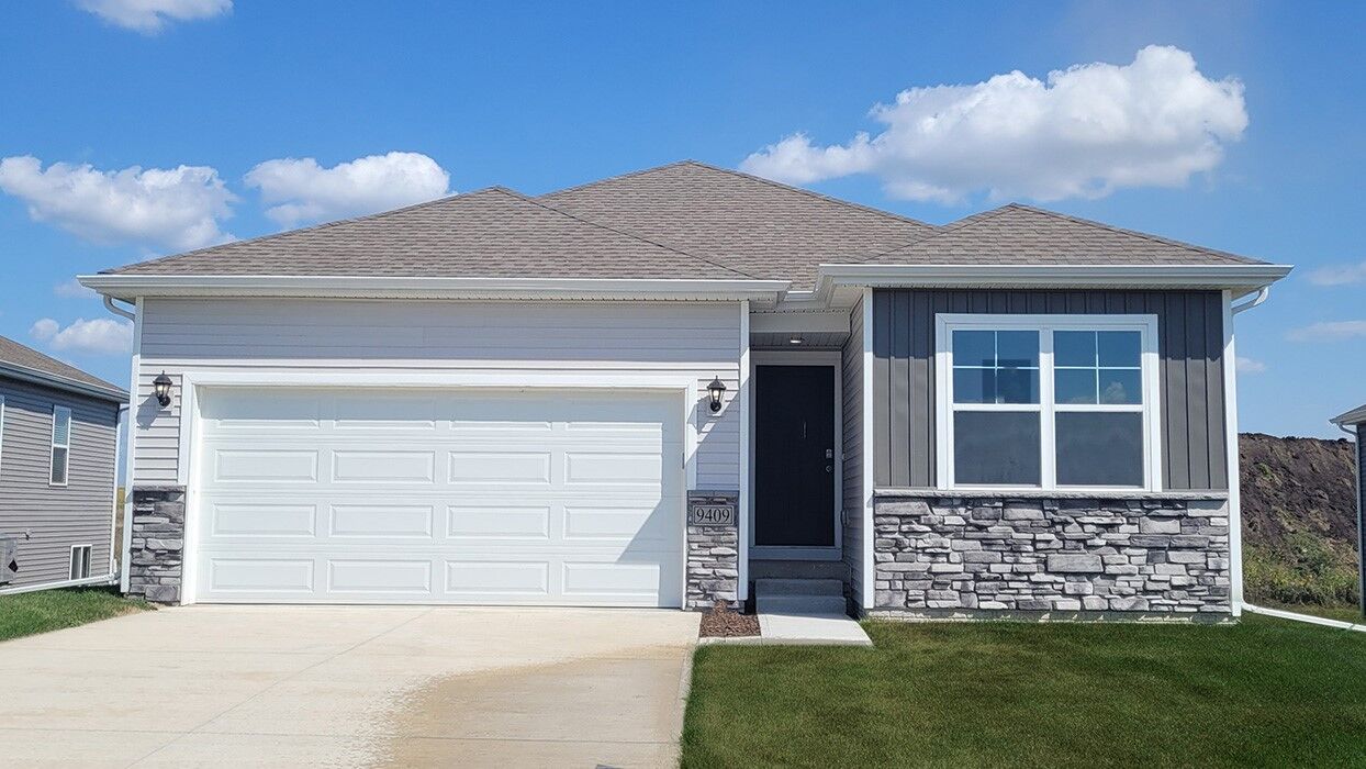 Property Photo: 2621 SE Creekhill Way IA 50265