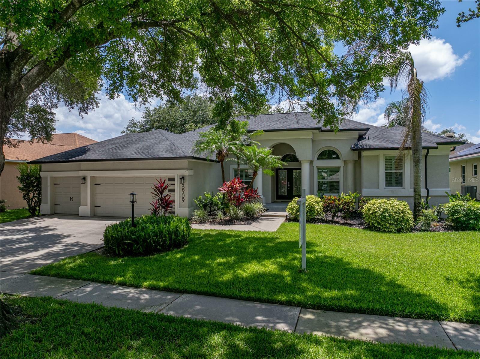 Property Photo: 3909 Valrico Grove Drive FL 33594