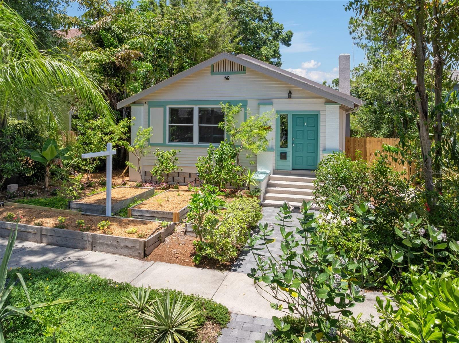 Property Photo: 2451 2nd Avenue N FL 33713