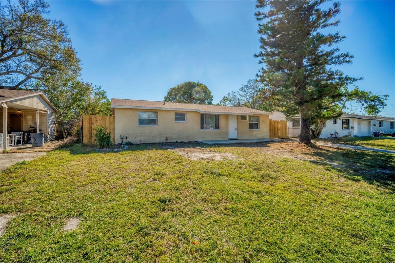 Property Photo: 6940 82nd Avenue N FL 33781