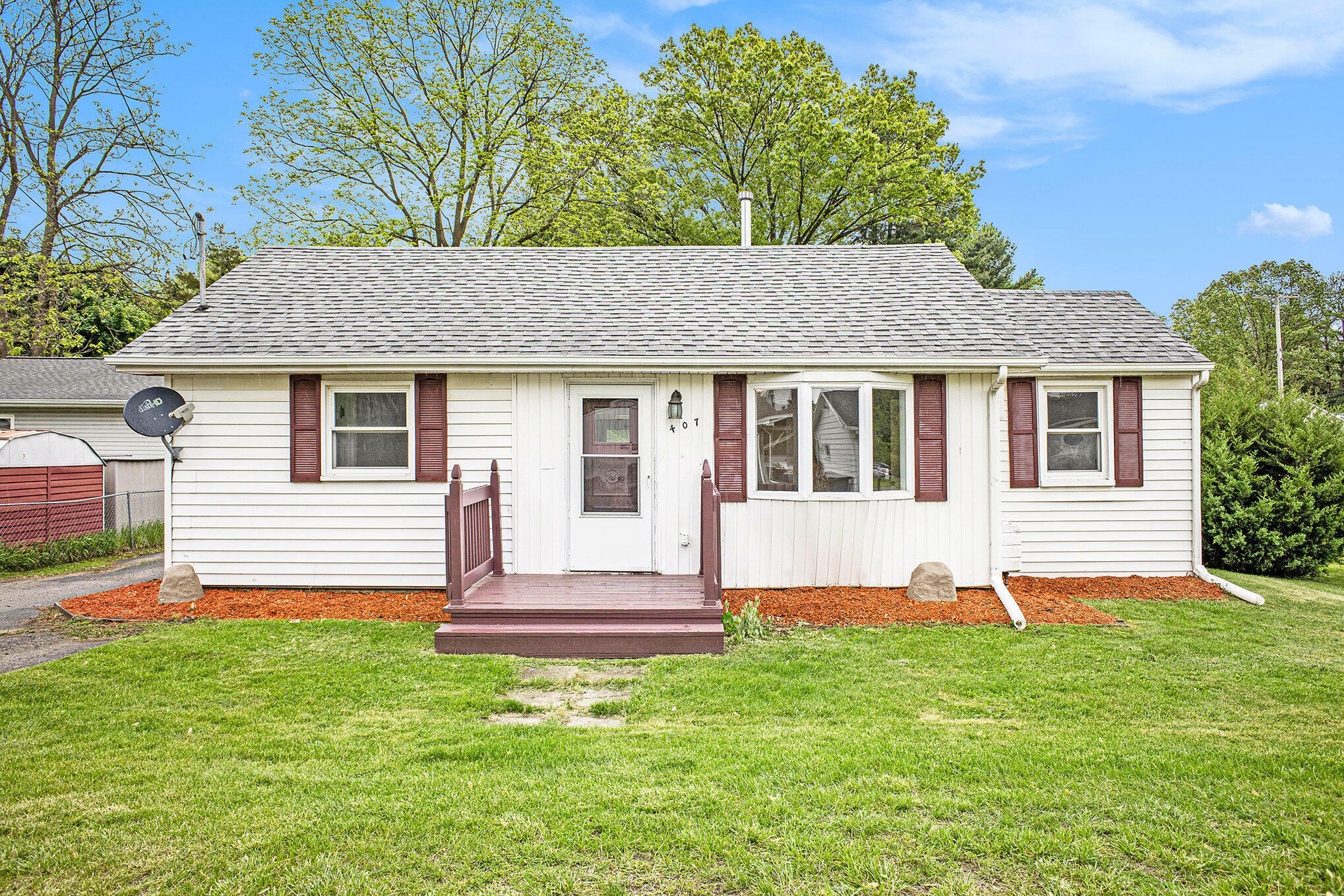 Property Photo:  407 S Maurice Avenue  MI 49203 