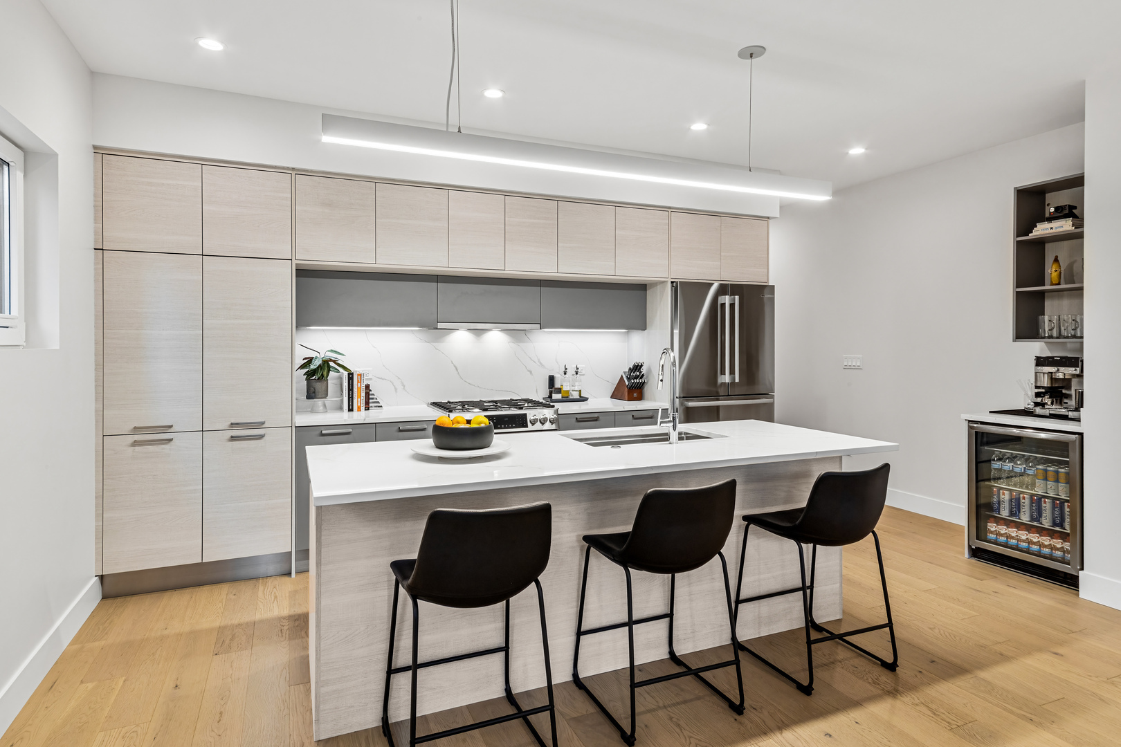 Property Photo: 4906 N Kenmore Avenue 2S IL 60640