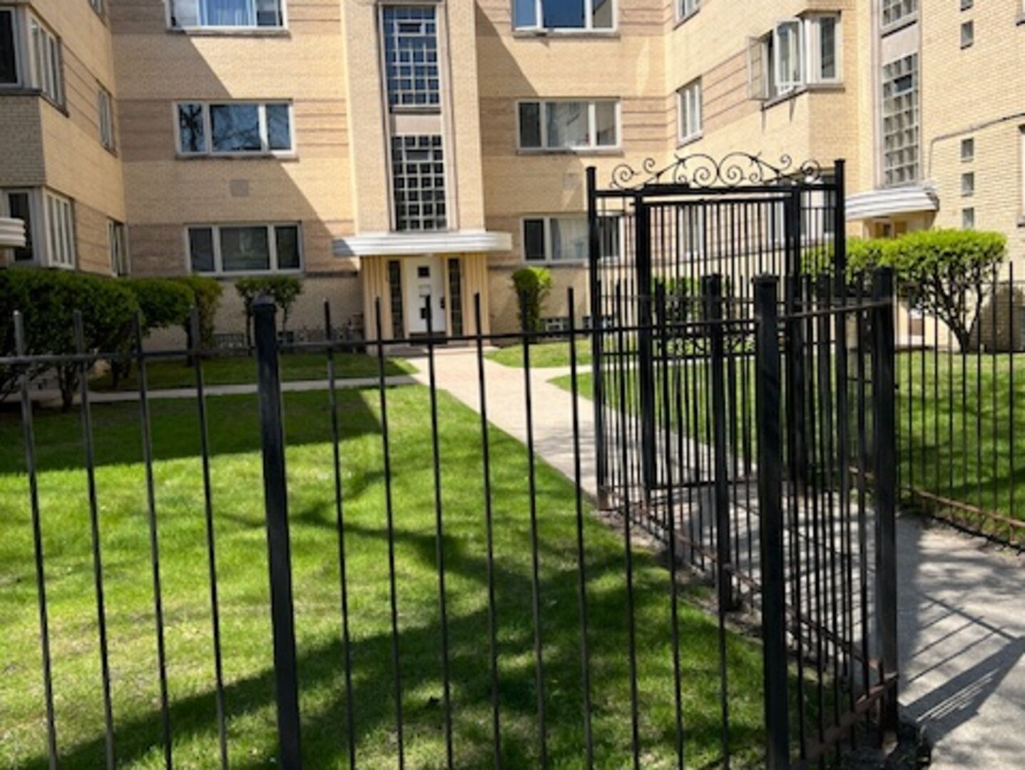 Property Photo:  2030 E 72nd Place 3D  IL 60649 