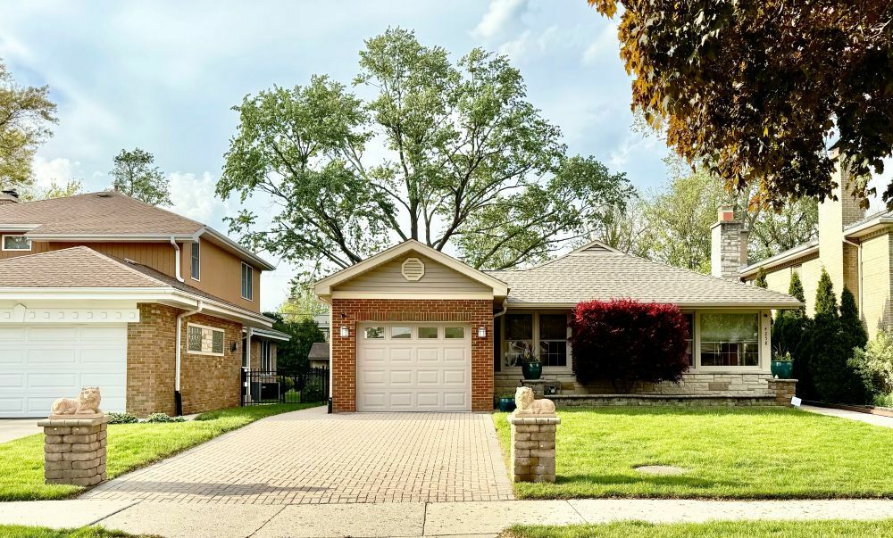 Property Photo: 4258 Bobolink Terrace IL 60076