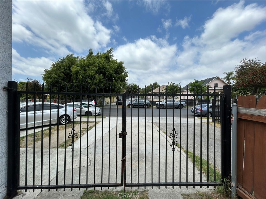 Property Photo: 1260 E 49th Street CA 90011
