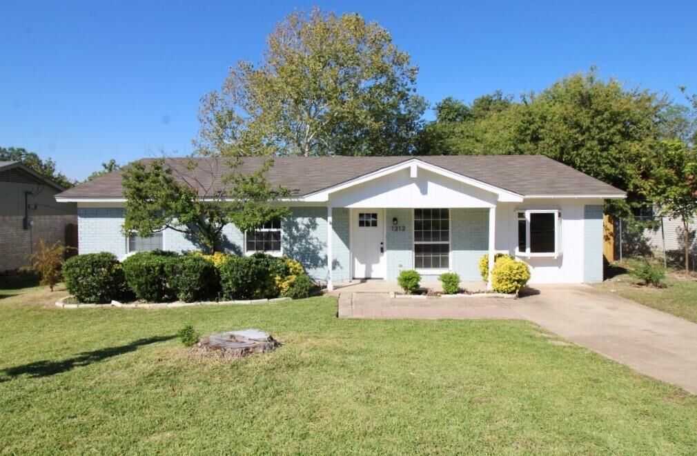 Property Photo: 1212 Neptune Drive TX 75104