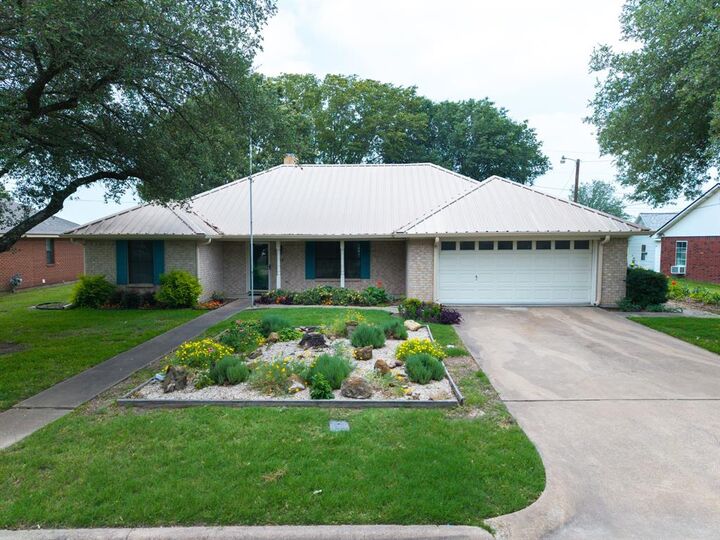 Property Photo: 812 Crestline Drive TX 76667