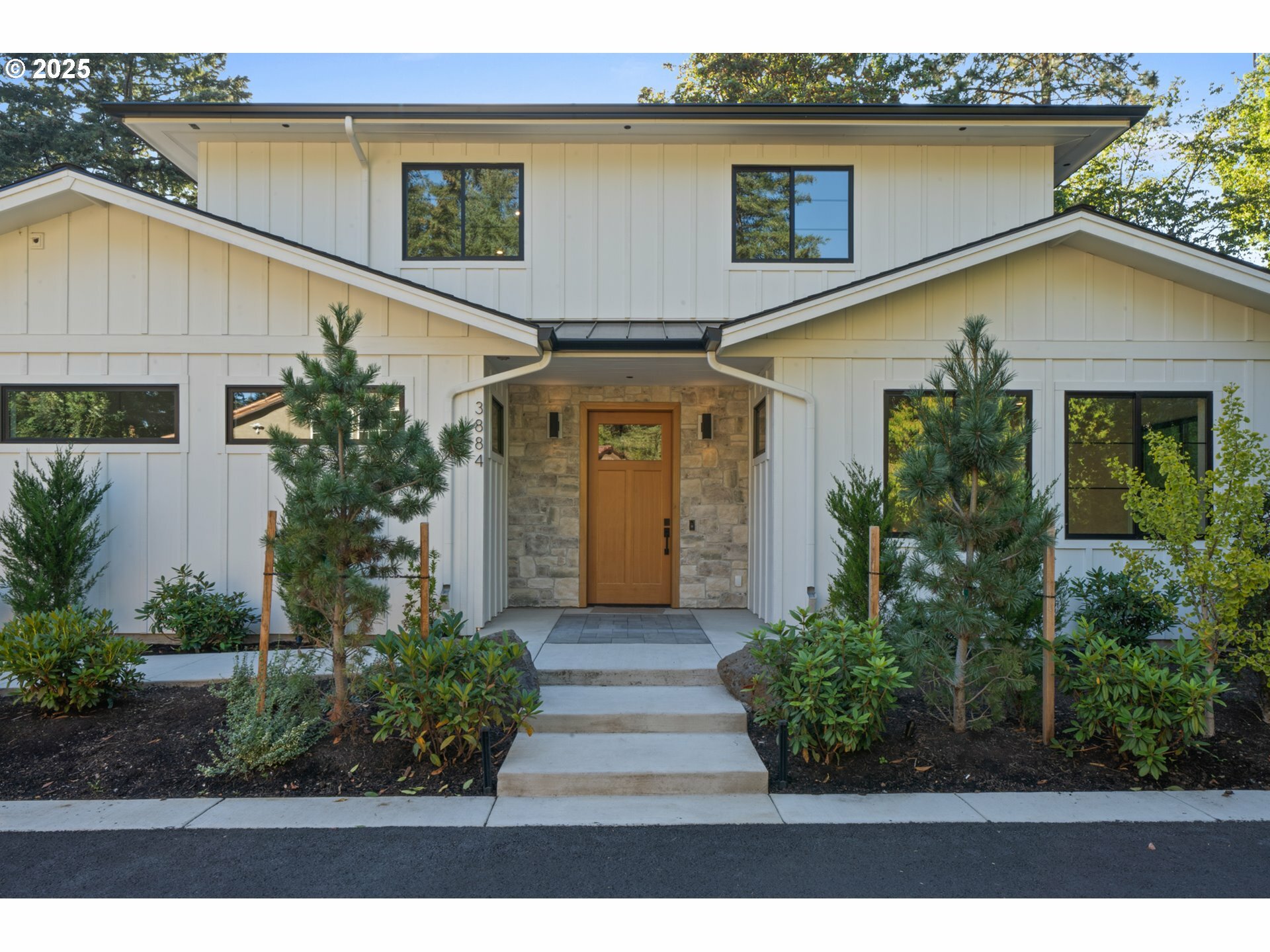 Property Photo: 3884 Lake Grove Ave OR 97035