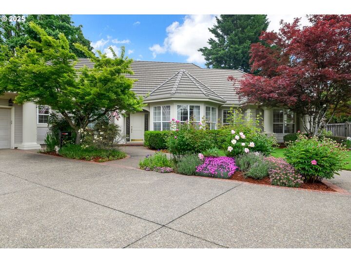 Property Photo: 2586 Grand Vista Dr OR 97477