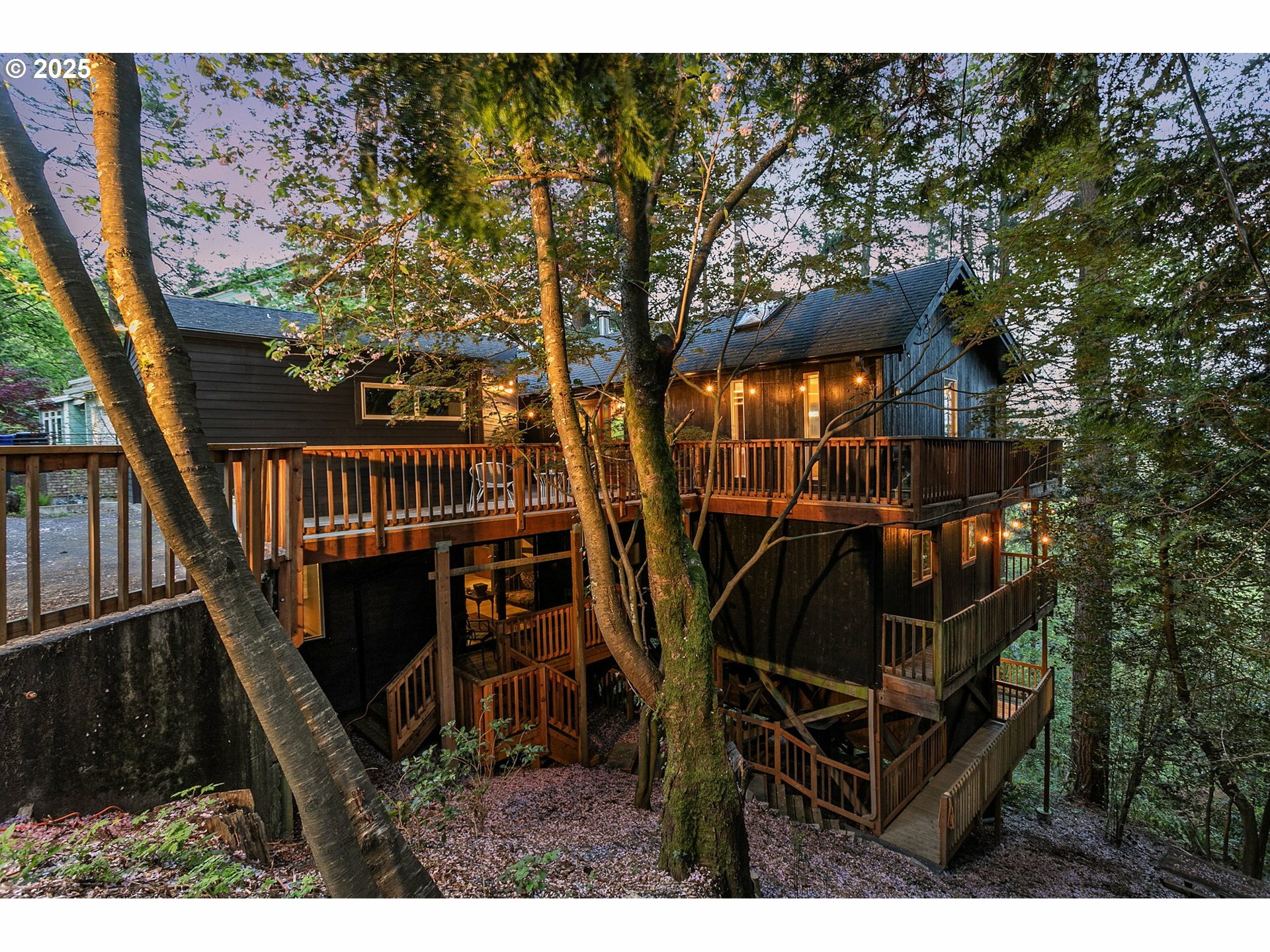 Property Photo: 4048 SW Hewett Blvd OR 97221