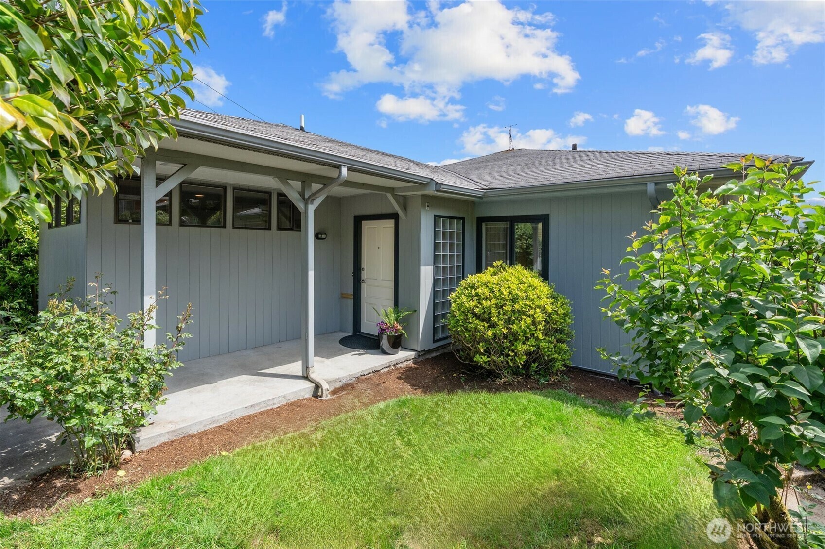 Property Photo: 2922 5th Avenue W WA 98119