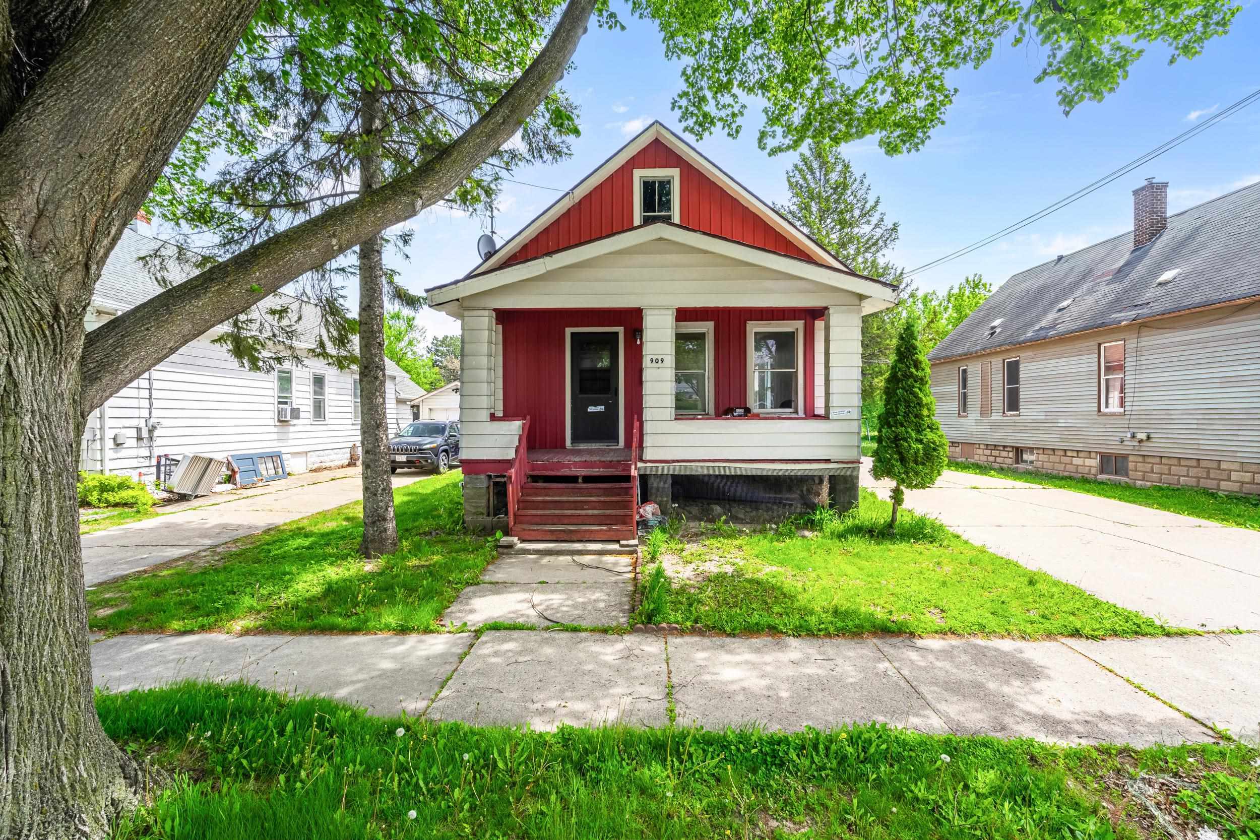 Property Photo: 909 S Oakland Avenue WI 54303