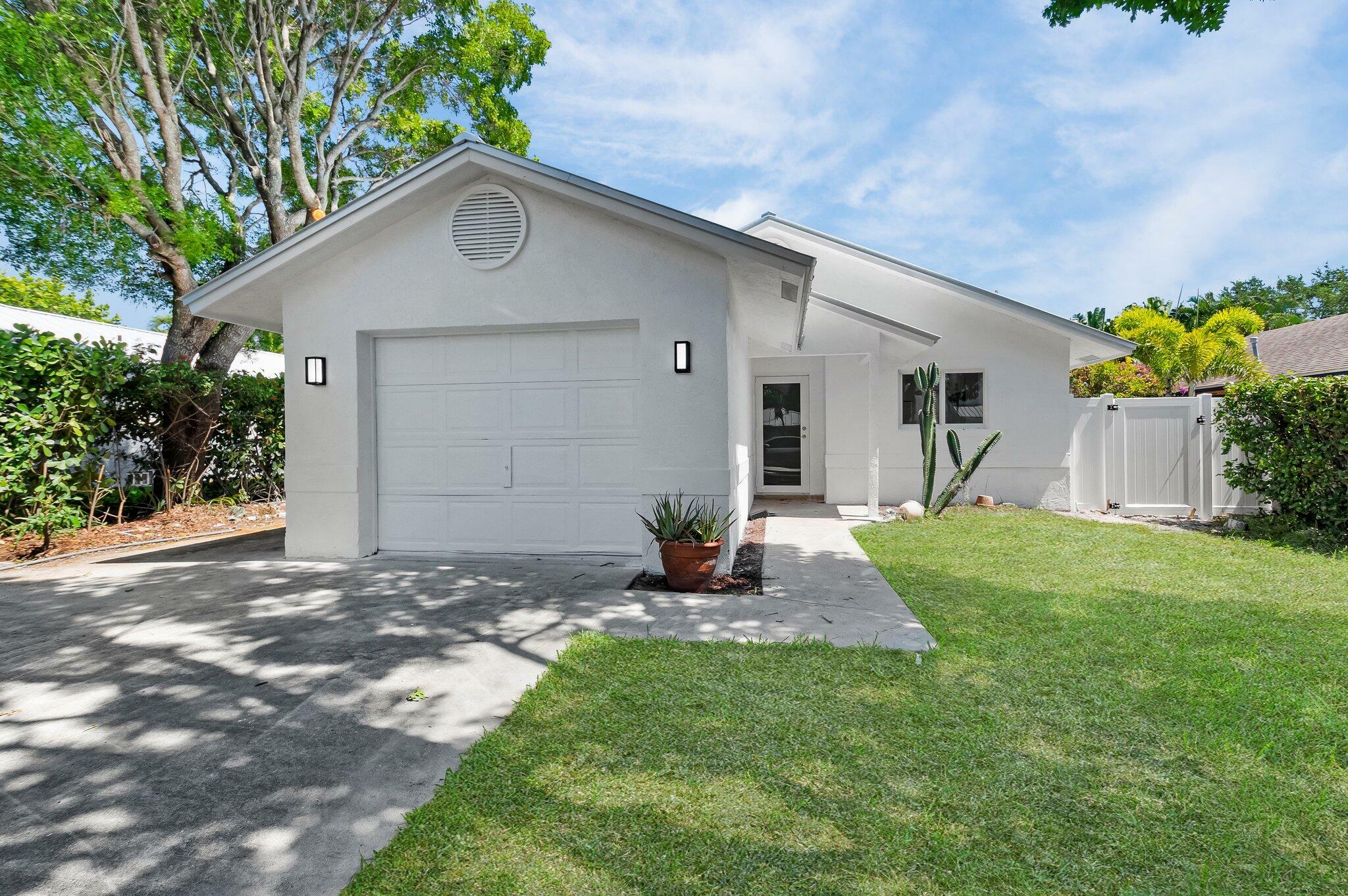 Property Photo: 107 NE 10th Street FL 33444