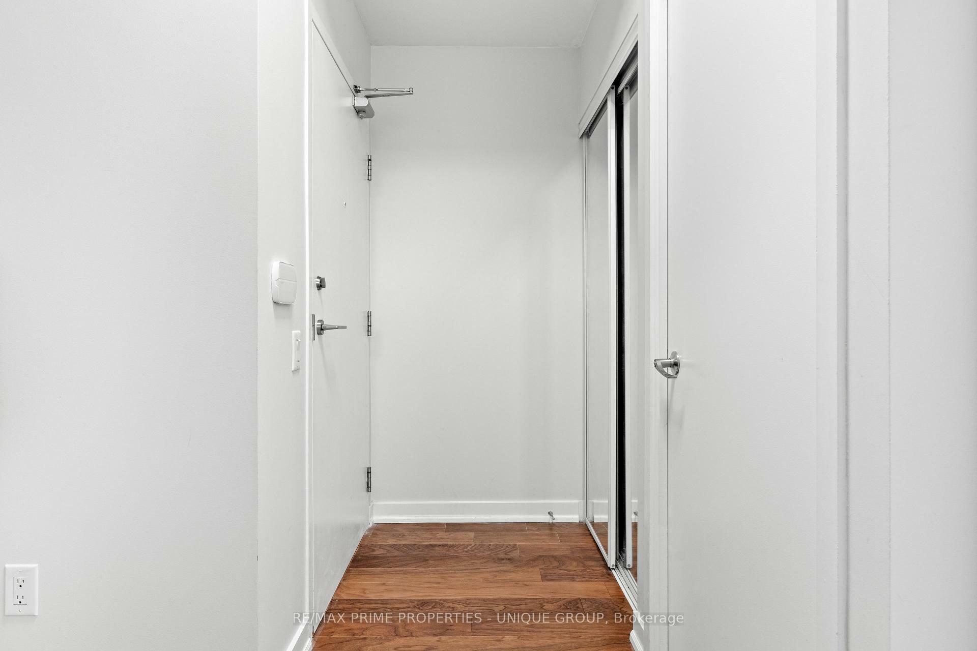 Property Photo: 29 Singer Court 2207 ON M2K 0B3