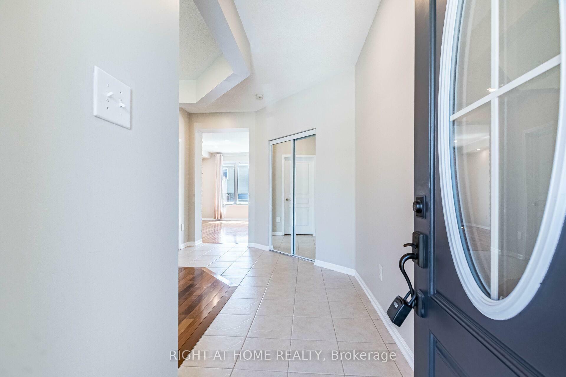 Photo de la propriété: 314 Jelinik Terrace ON L9T 7M8