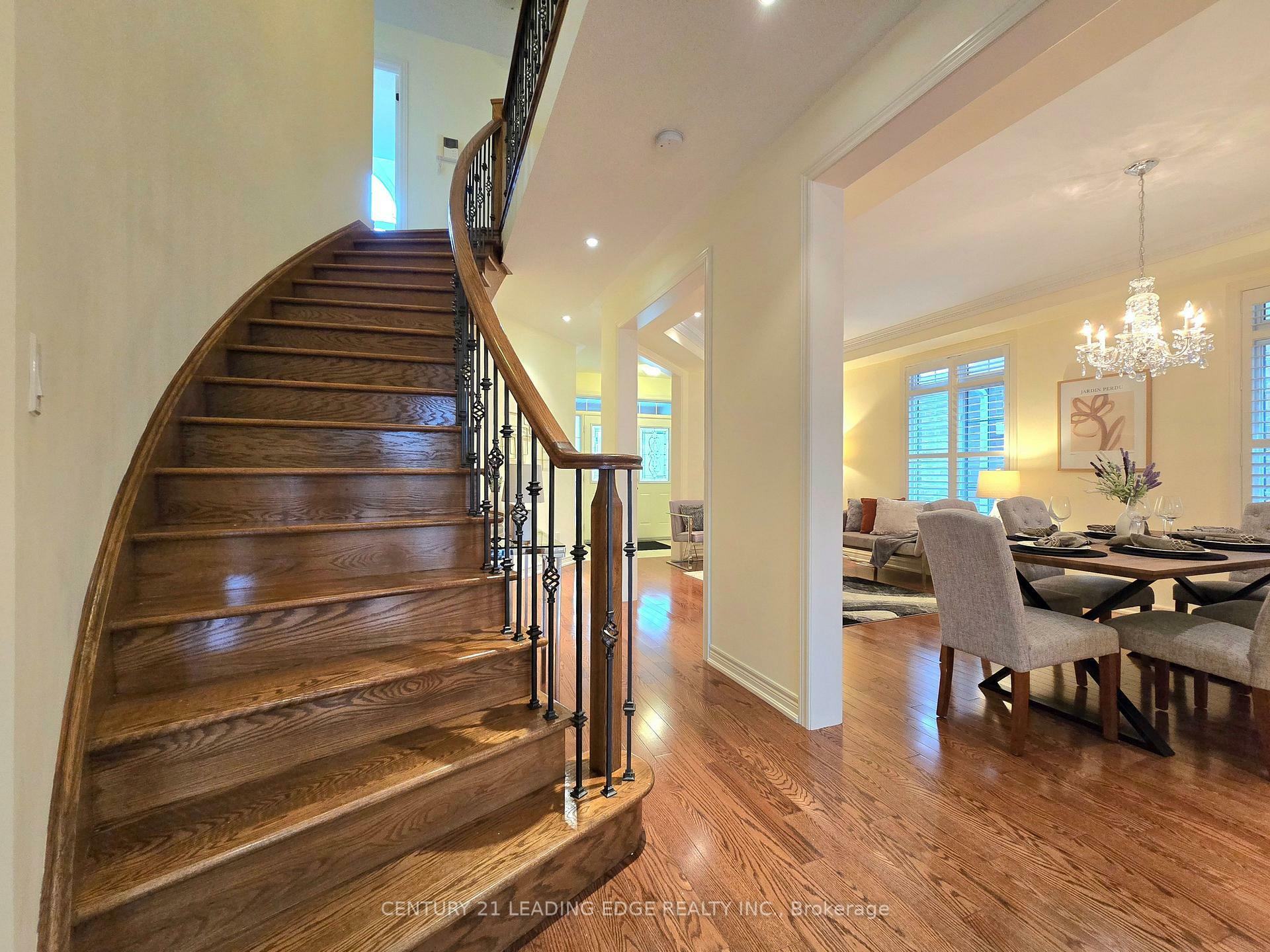Property Photo: 6 Castleglen Boulevard ON L6C 0A8