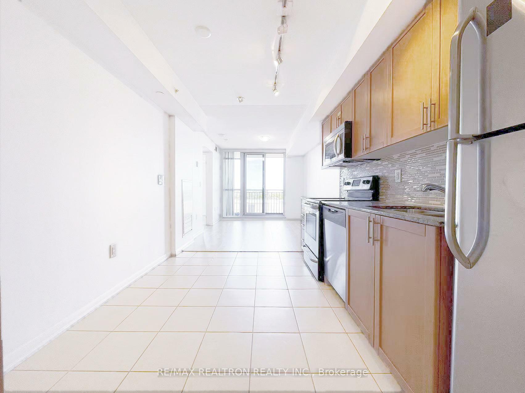 Property Photo: 800 Lawrence Avenue W 1021 ON M6A 1C3