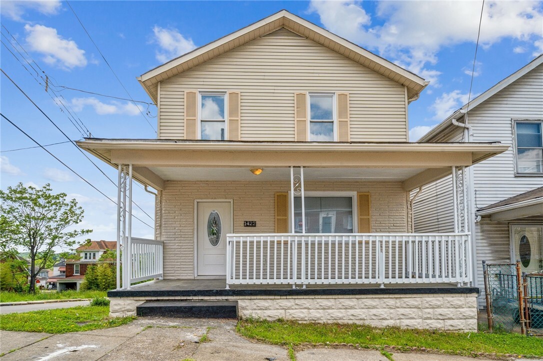 Property Photo: 1422 Meadow St PA 15132