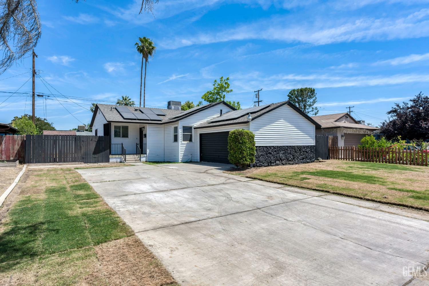 Property Photo: 1920 Doolittle Avenue CA 93304