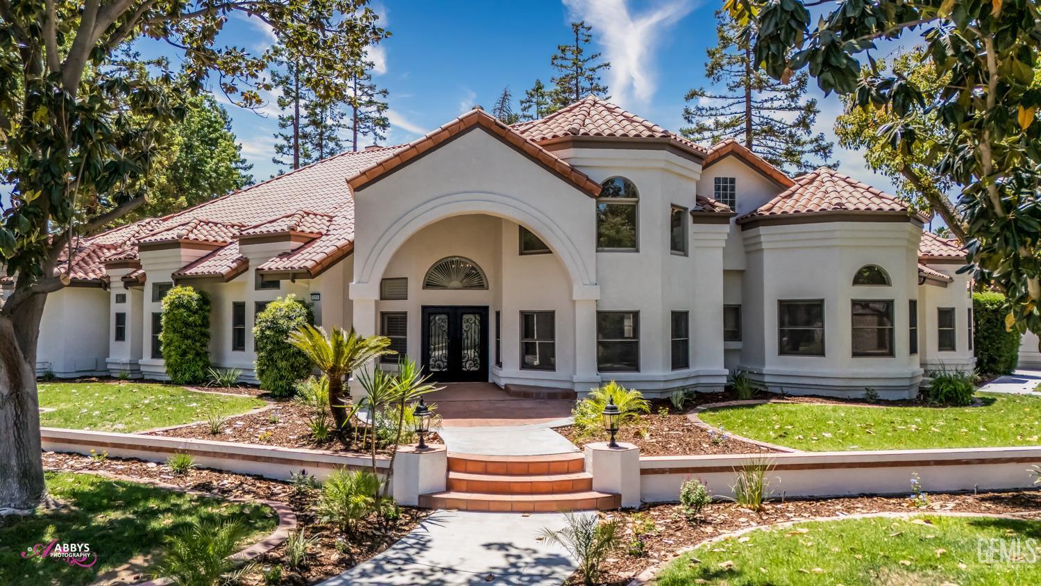 Property Photo: 7509 Calle Sagrada CA 93309