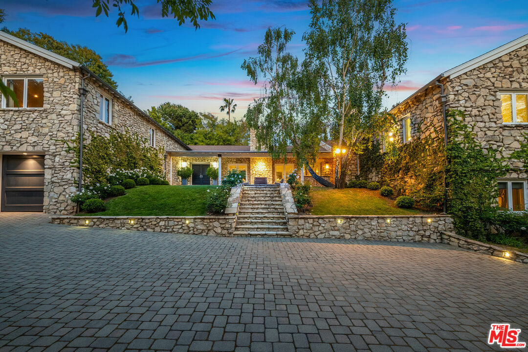 Property Photo: 422 Parkwood Dr CA 90077
