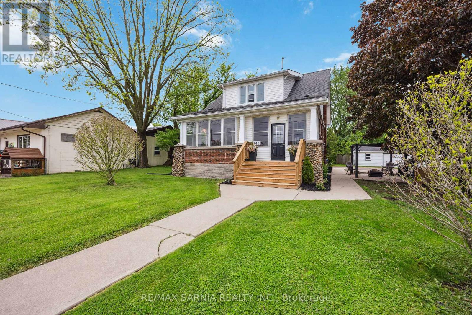 Property Photo:  613 Broadway Street  ON N0N 1T0 