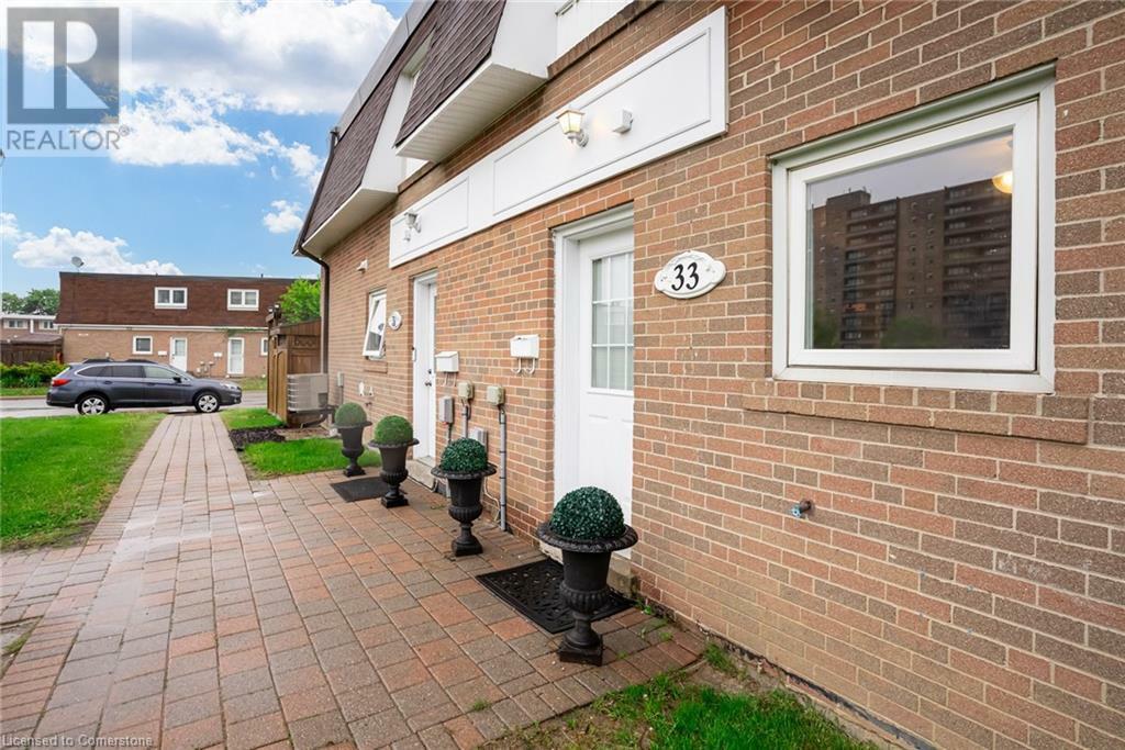 Property Photo: 33 Town House Crescent ON L6W 3C3