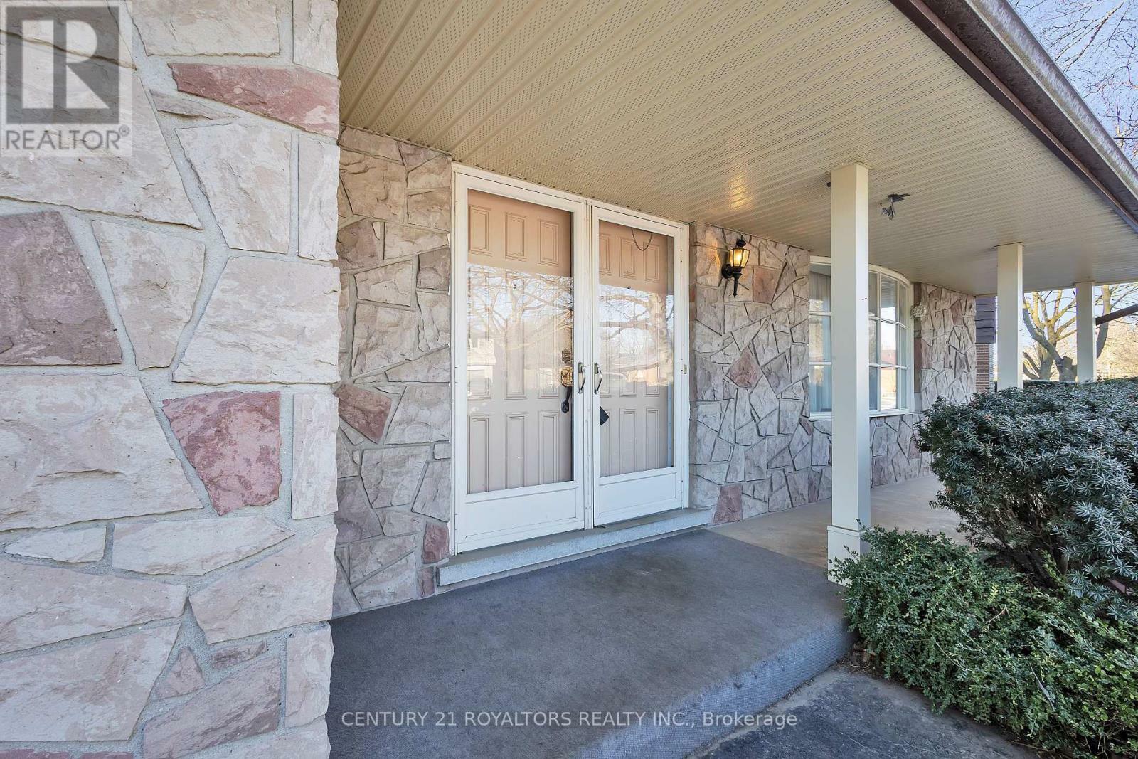 Property Photo: 279 Kenneth Avenue ON N2A 1W5