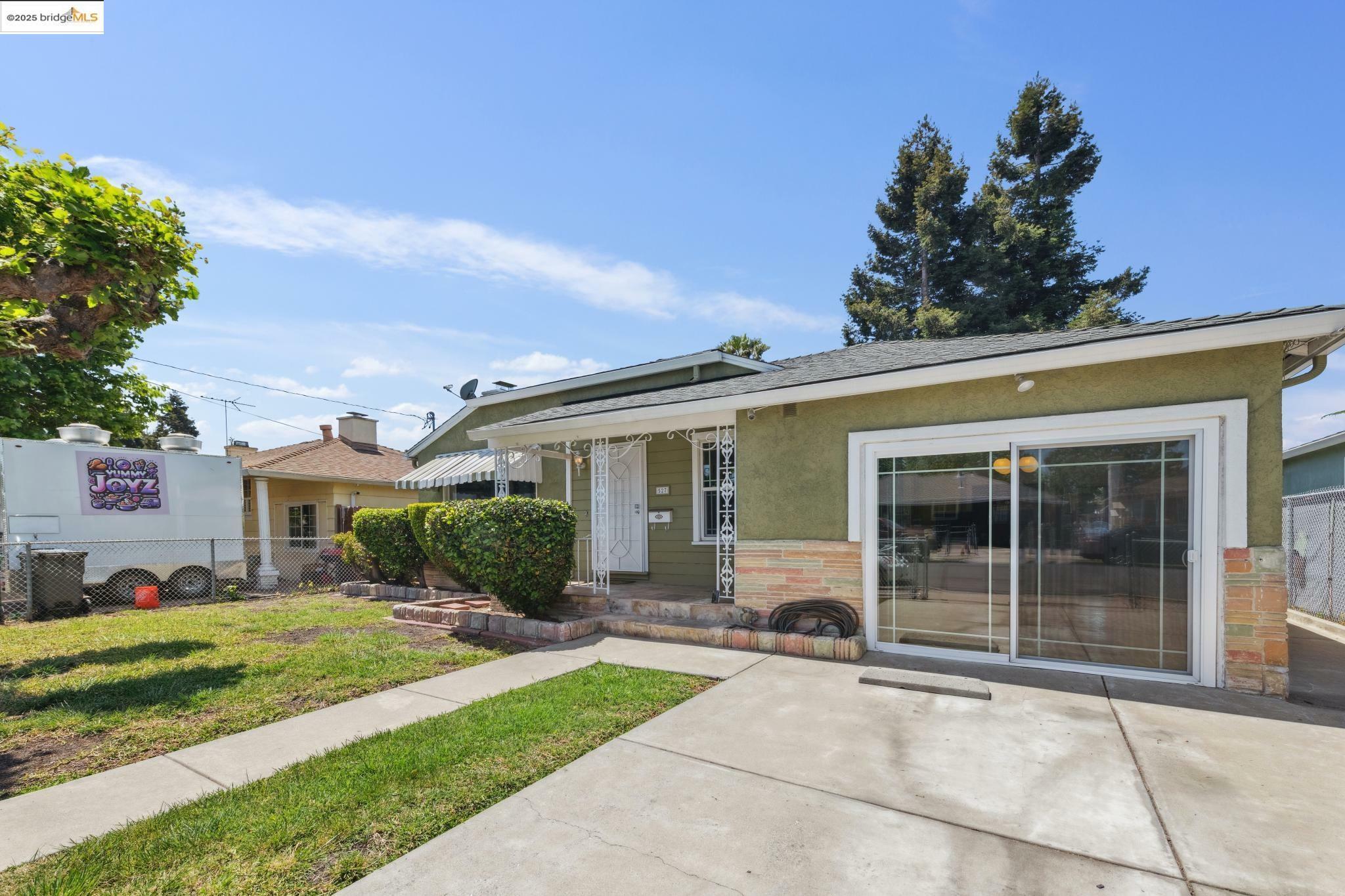 Property Photo: 527 Capistrano Dr CA 94603