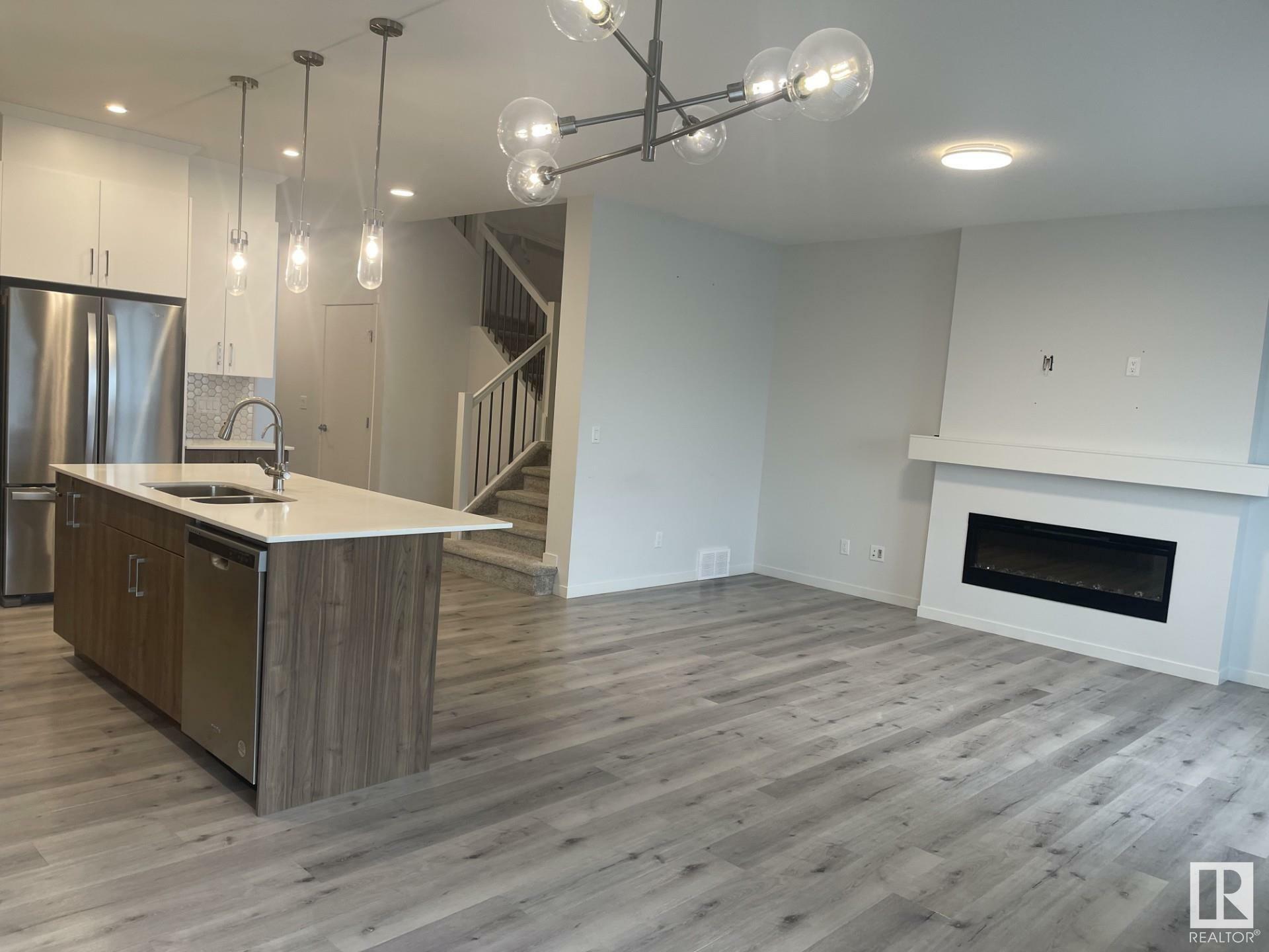 Photo de la propriété: 2627 200 Street NW AB T6M 1K3