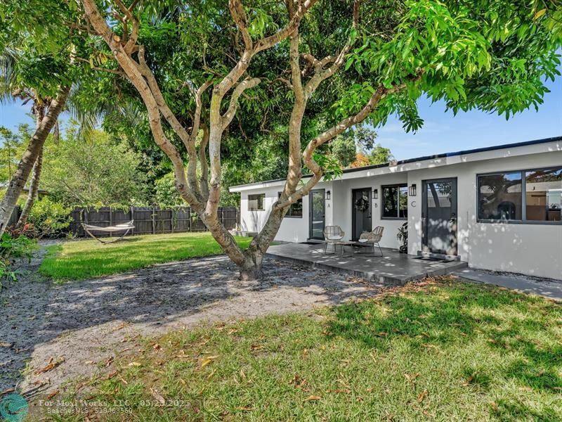 Property Photo:  970 NE 38th St  FL 33334 