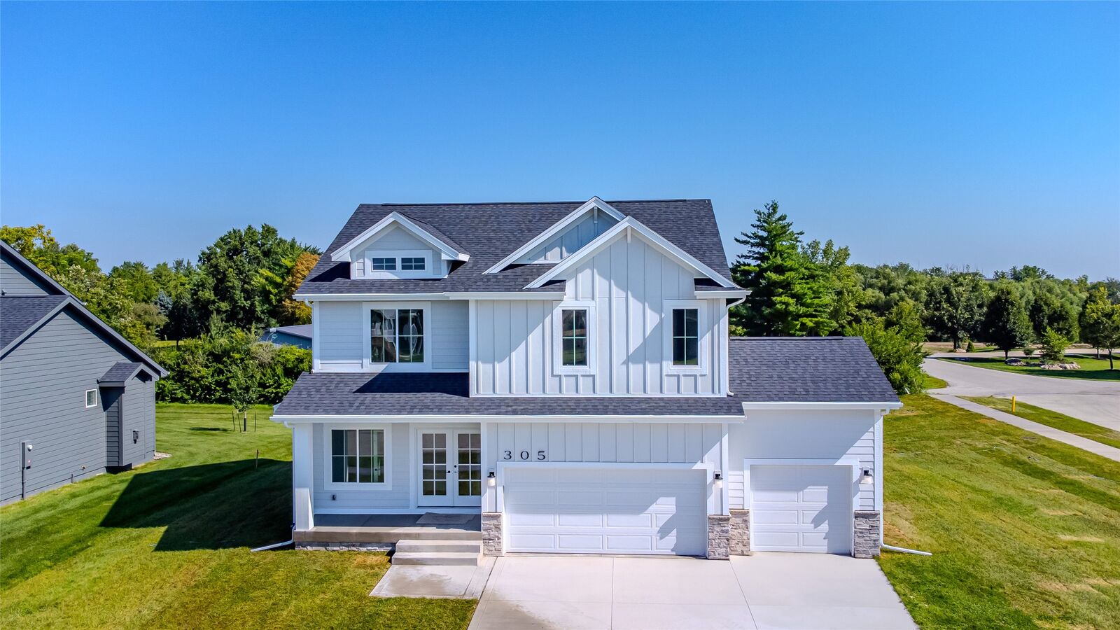 Property Photo:  305 NW Woodmoor Drive  IA 50263 