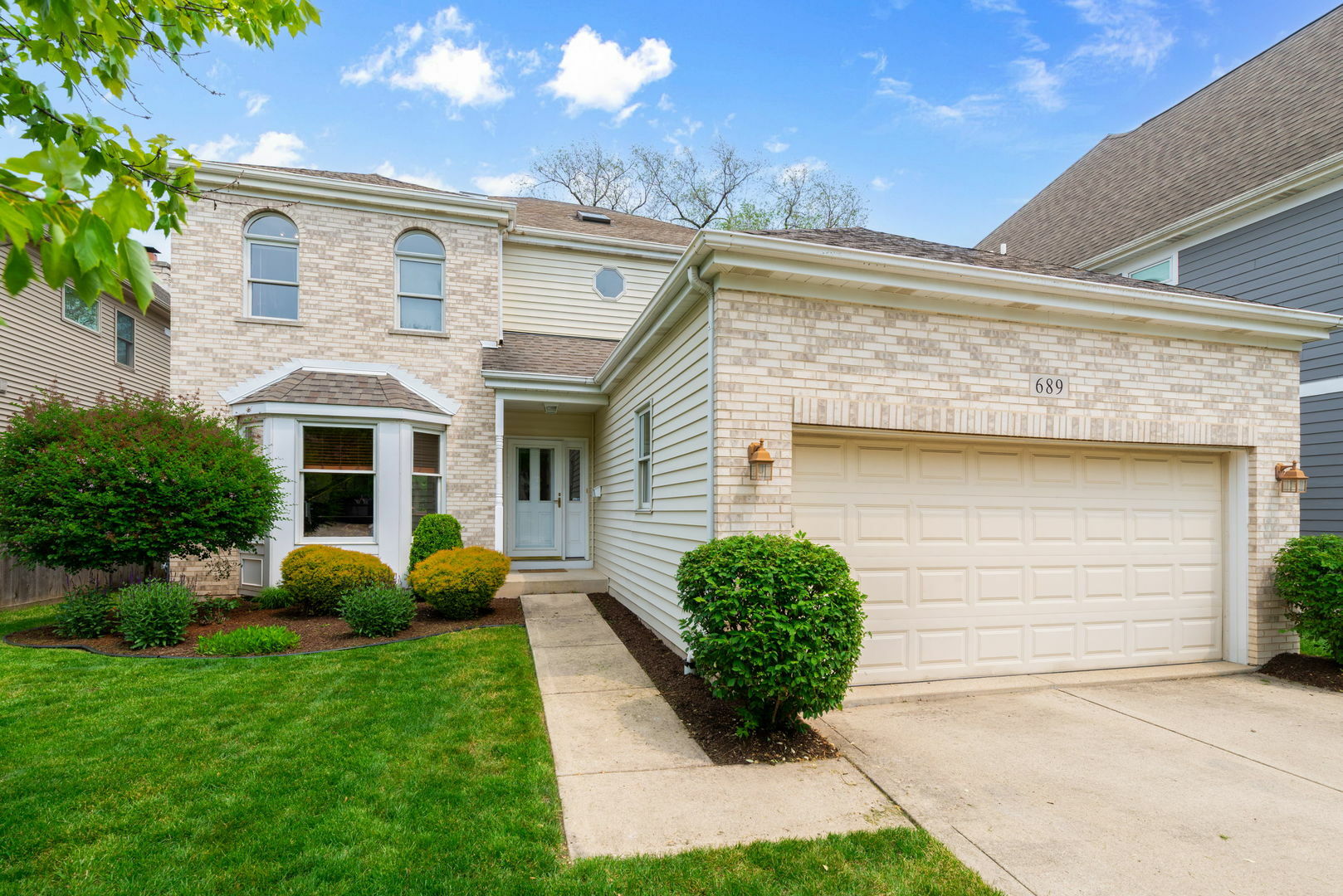 Property Photo:  689 S Parkside Avenue  IL 60126 